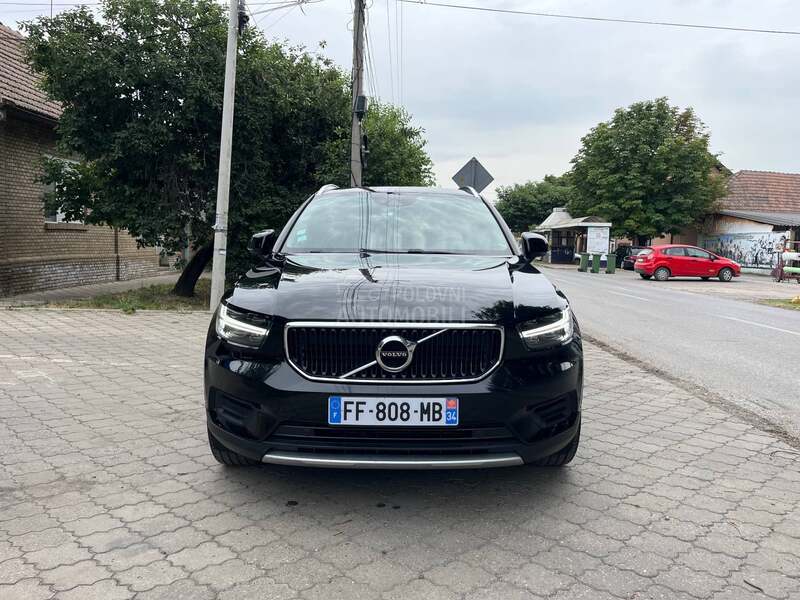 Volvo XC40 MOMENTUM PRO