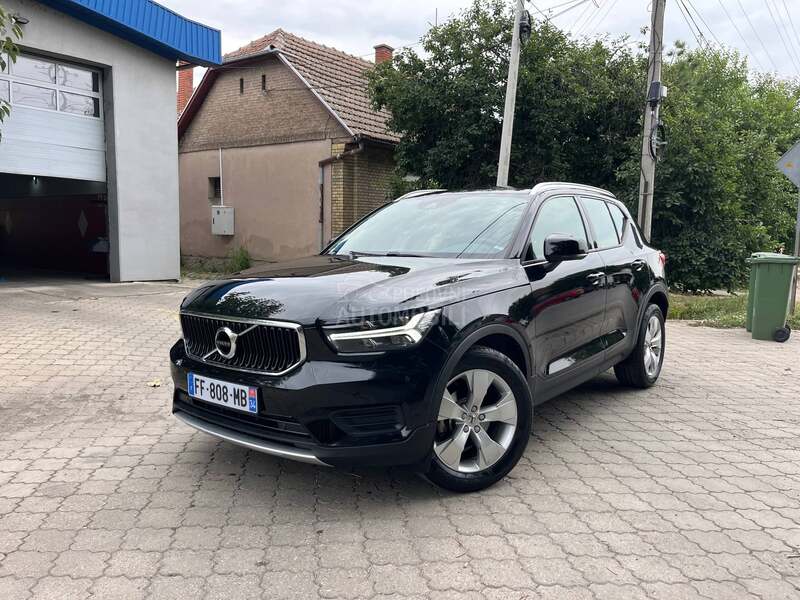 Volvo XC40 MOMENTUM PRO