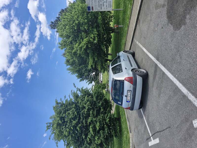 Renault Clio 2 - Initiale Paris