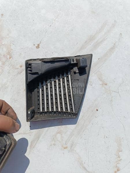 Plastika table iznad zvucnika