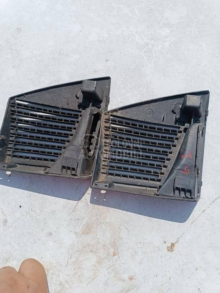 Plastika table iznad zvucnika