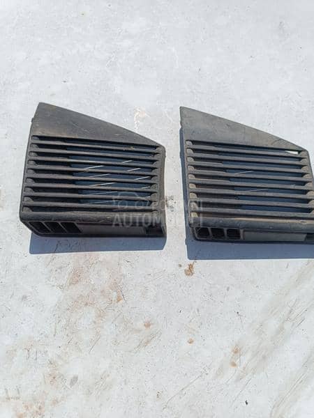 Plastika table iznad zvucnika