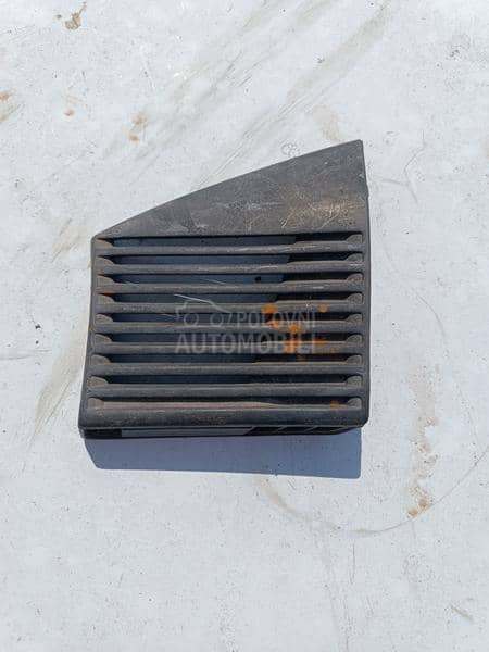 Plastika table iznad zvucnika