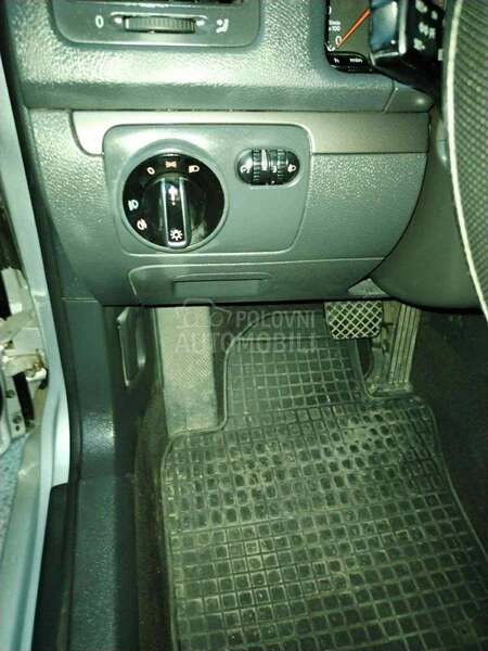 Volkswagen Golf 5 1.6  8V