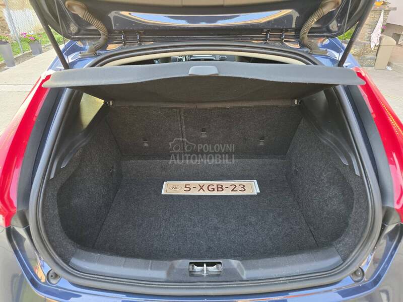 Volvo V40 1.6 D2//AUT//N O V O