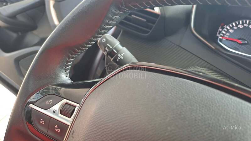 Peugeot 2008 1.2 PURE NAV LED USB