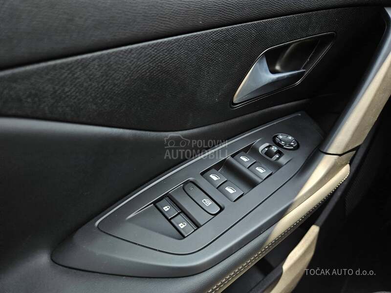 Peugeot 408 HY Allure 136