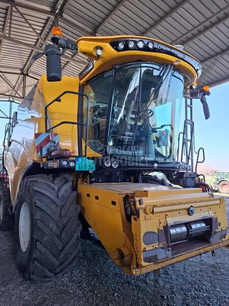 New Holland CR 7.90