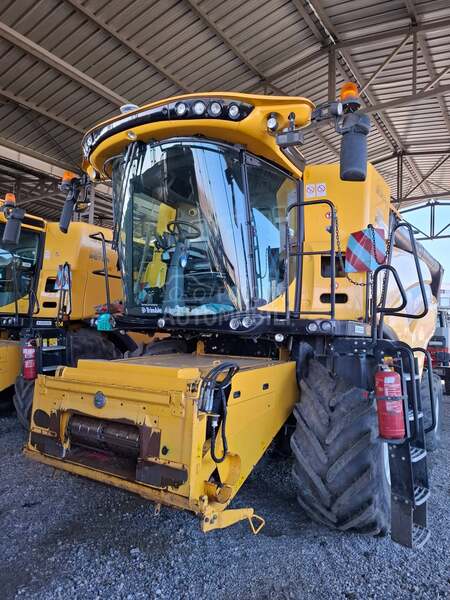 New Holland CR 7.90