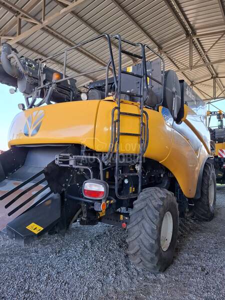 New Holland CR 7.90