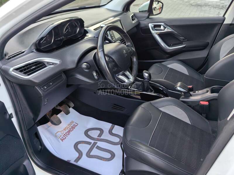 Peugeot 2008 Allure pano