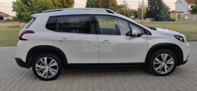 Peugeot 2008 Allure pano