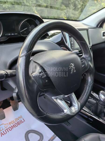 Peugeot 2008 Allure pano