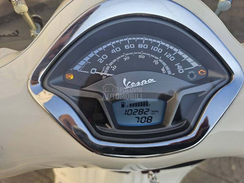 Vespa GTS 300 HPE YACHT