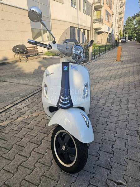 Vespa GTS 300 HPE YACHT
