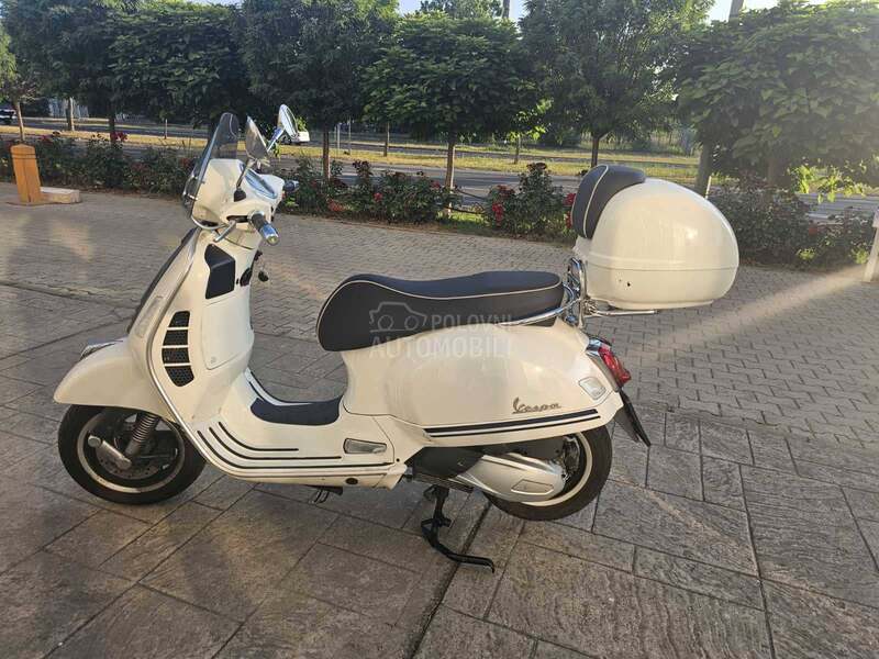 Vespa GTS 300 HPE YACHT