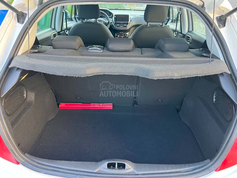 Peugeot 208 1.2 OČUVAN 2014