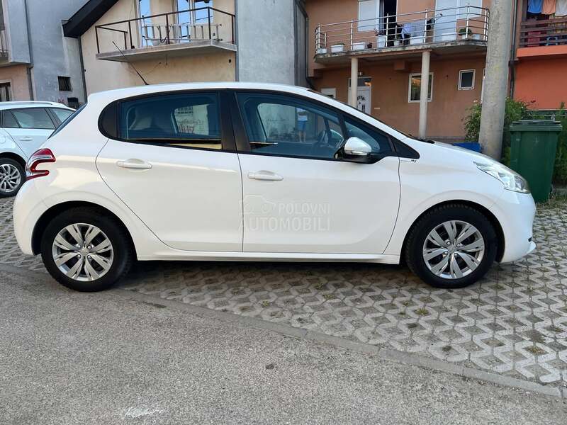 Peugeot 208 1.2 OČUVAN 2014