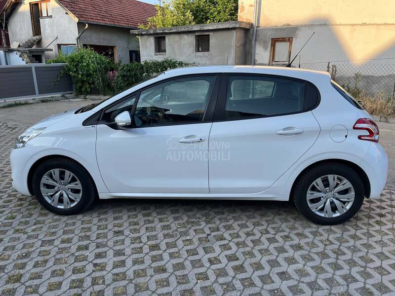 Peugeot 208 1.2 OČUVAN 2014