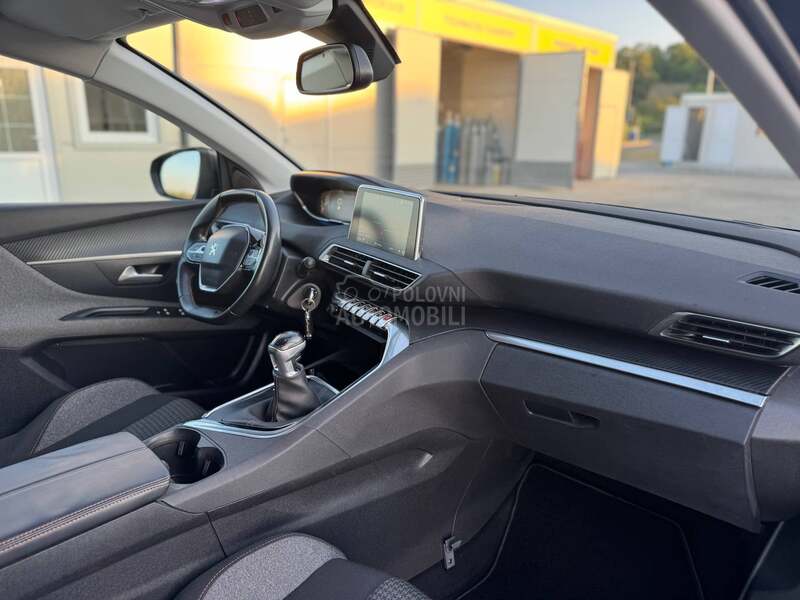 Peugeot 3008 PureTech  ALLURE
