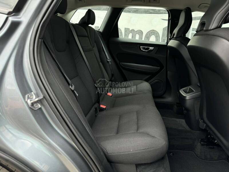 Volvo XC60 AWD/HYBRID/MOMENTUM