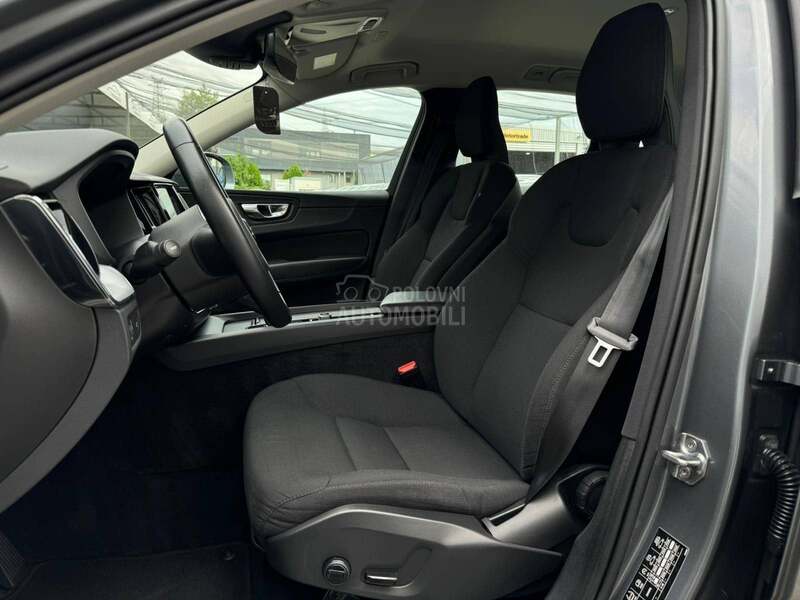 Volvo XC60 AWD/HYBRID/MOMENTUM