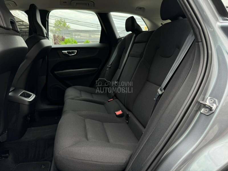 Volvo XC60 AWD/HYBRID/MOMENTUM