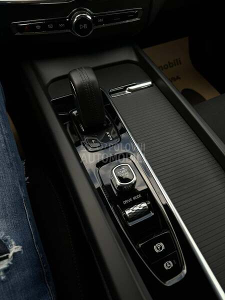 Volvo XC60 AWD/HYBRID/MOMENTUM