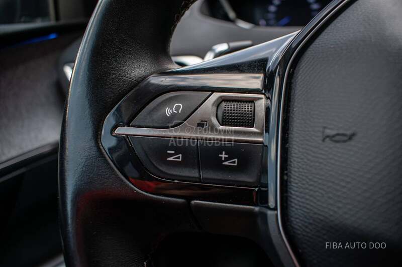 Peugeot 5008 1.2 EAT PANO 7seats