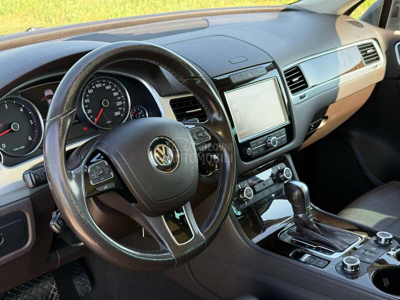 Volkswagen Touareg 3.0 V6 Upravo reg