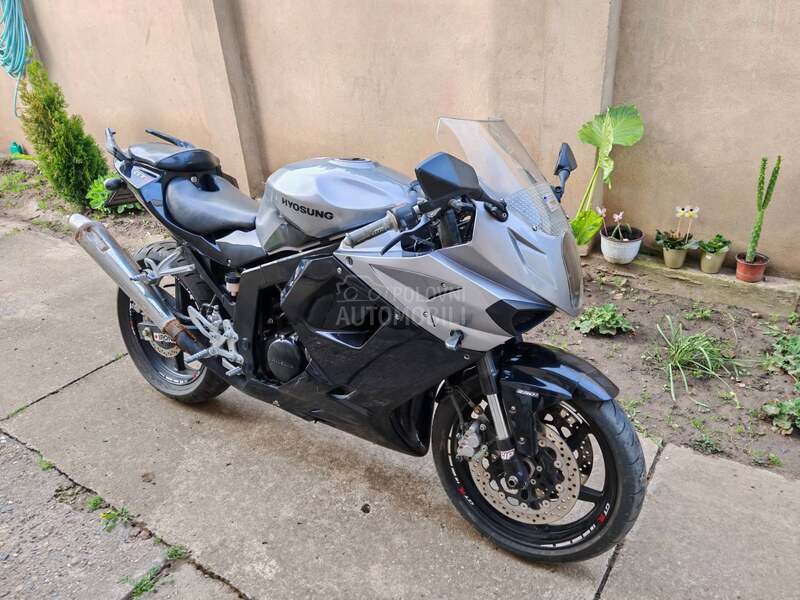 Hyosung GT250R