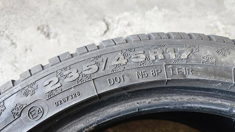 Dunlop 235/45 R17 Zimska