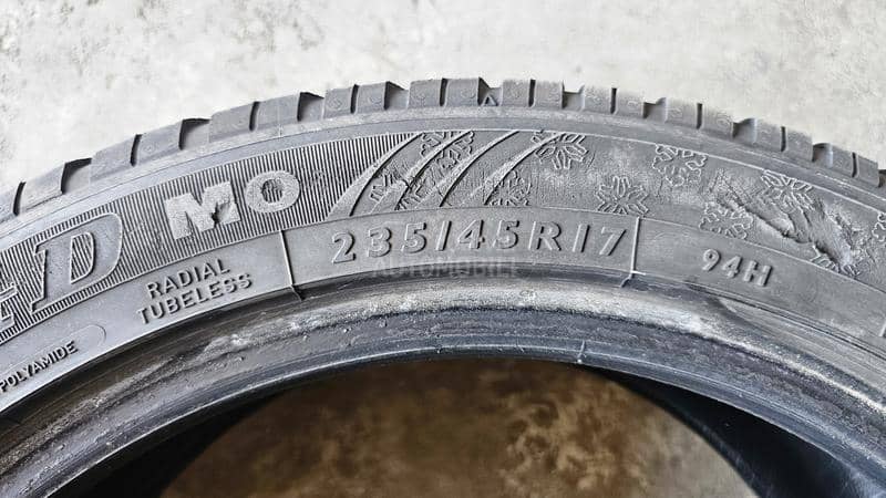 Dunlop 235/45 R17 Zimska