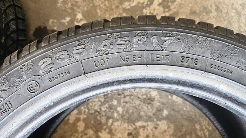 Dunlop 235/45 R17 Zimska