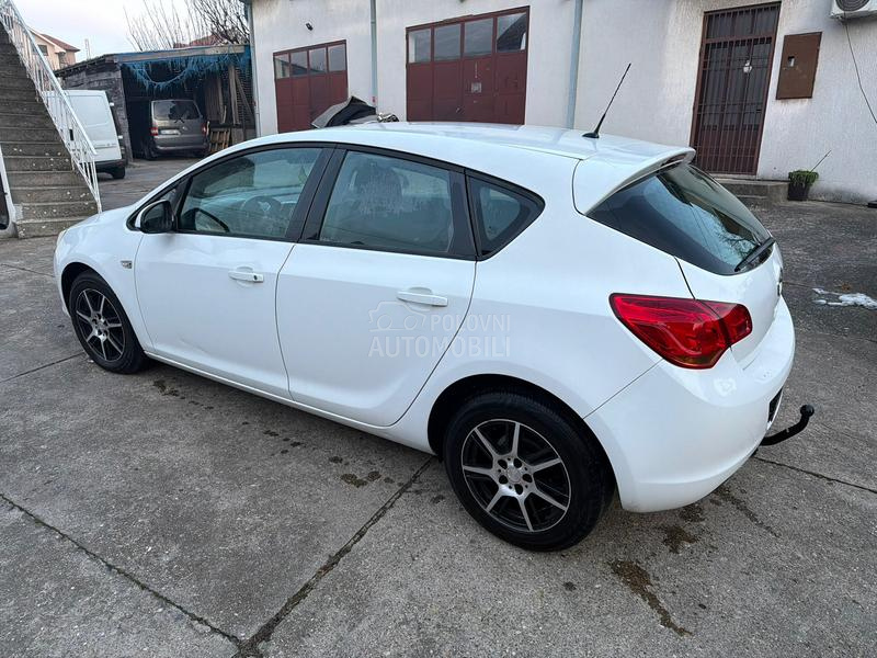 Opel Astra J 