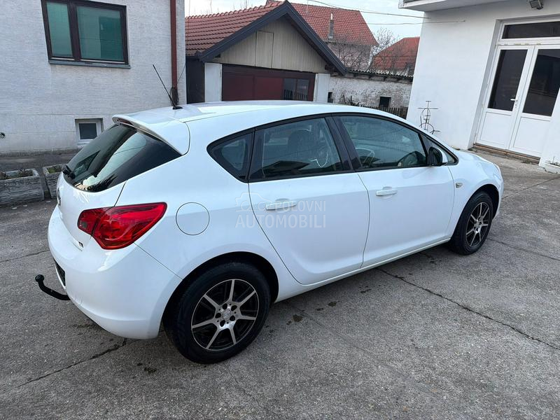 Opel Astra J 