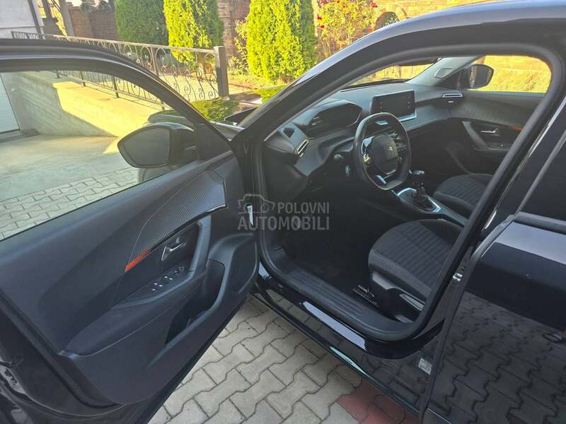 Peugeot 2008 BlueHDI / LED / NAV