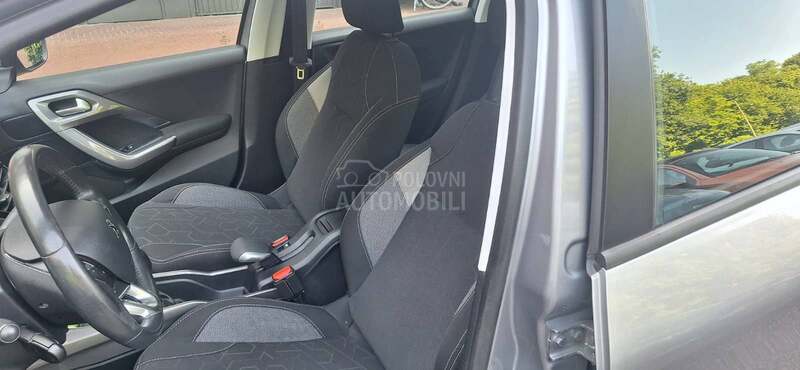 Peugeot 2008 1.2i