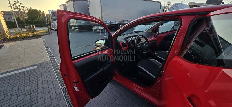 Toyota Aygo 1.0VVTI/car vertical