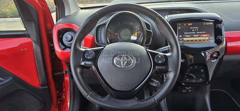 Toyota Aygo 1.0VVTI/car vertical