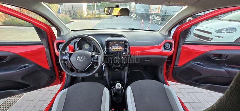 Toyota Aygo 1.0VVTI/car vertical
