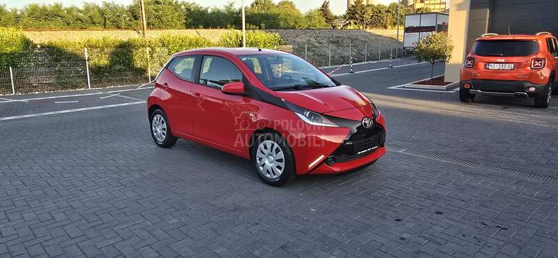 Toyota Aygo 1.0VVTI/car vertical