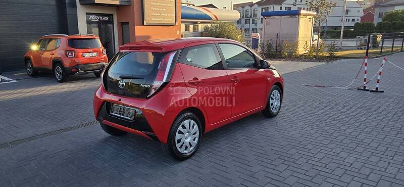Toyota Aygo 1.0VVTI/car vertical