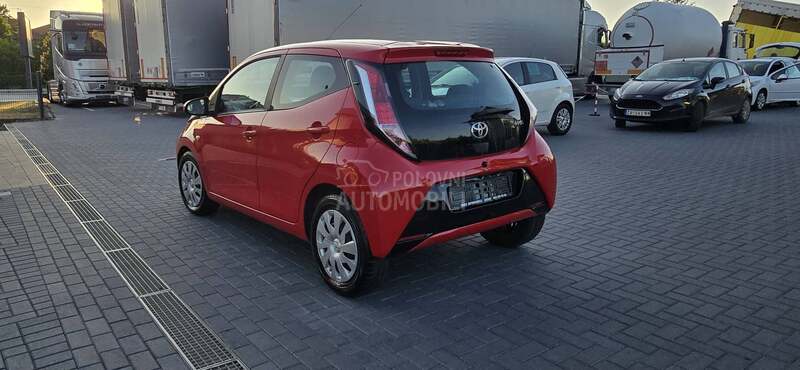 Toyota Aygo 1.0VVTI/car vertical