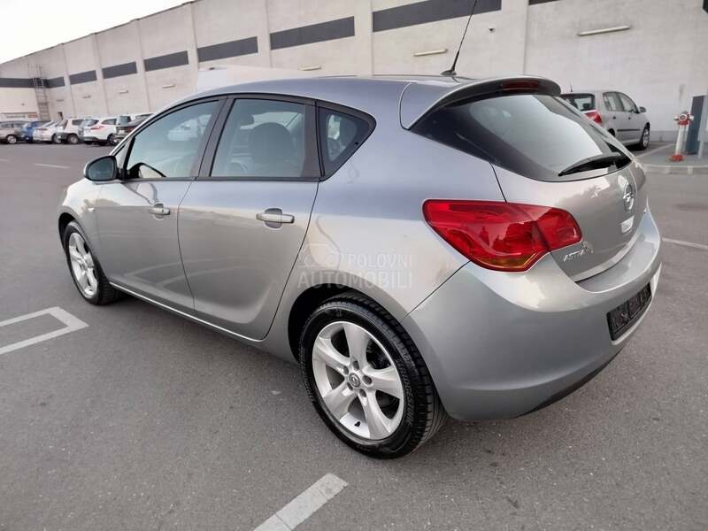 Opel Astra J NOV