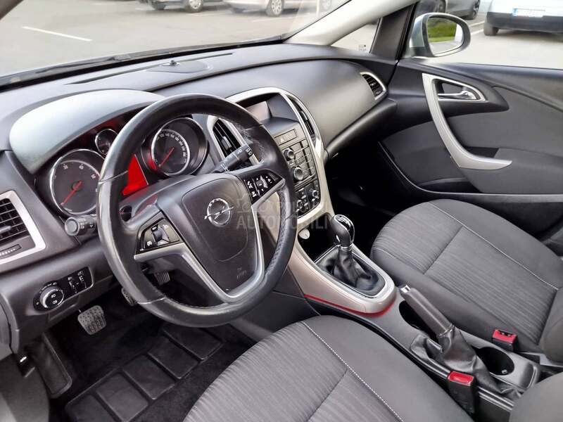 Opel Astra J NOV