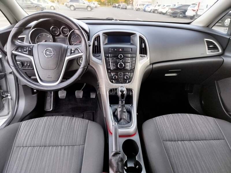 Opel Astra J NOV