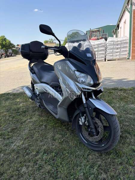 Yamaha X-Max 250