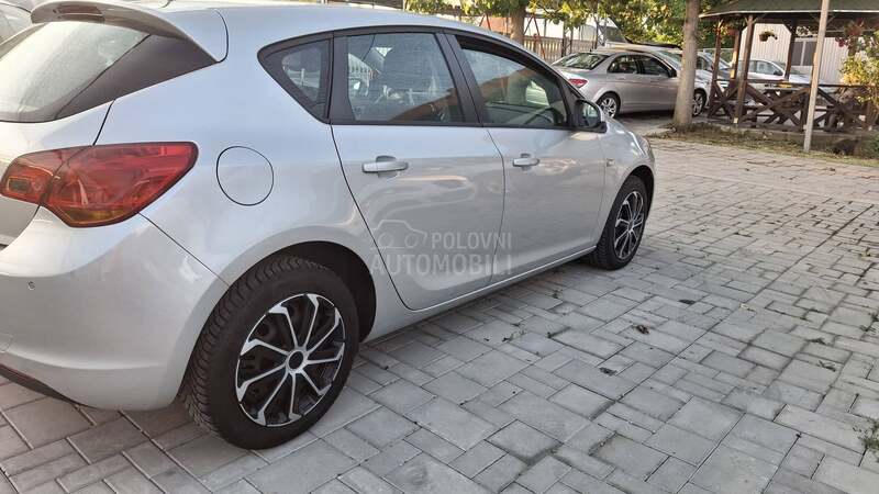 Opel Astra J 