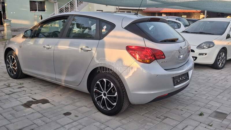 Opel Astra J 